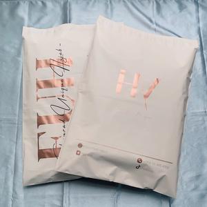 Sacs d'expédition mats de qualité supérieure couleur pêche avec logo personnalisé or rose - Enveloppes polyvalentes autocollantes pour l'emballage e-commerce - Product Image 5