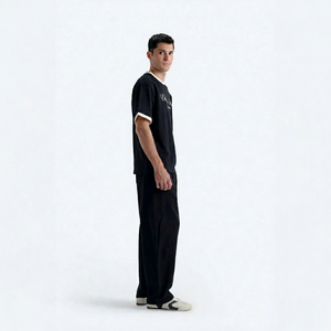 เสื้อยืดโอเวอร์ไซส์สีดำสำหรับผู้ชาย แขนสั้น คอกลม แต่งขอบตัดกัน ผ้าฝ้ายเจอร์ซีย์ 100% เป็นมิตรกับสิ่งแวดล้อม ป้องกันรอยยับ น้ำหนัก 240 กรัม สไตล์มินิมอล - Product Image 3