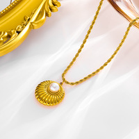Parure de bijoux Novirassine de luxe en acier inoxydable plaqué or 18 carats avec pendentif coquillage et perle, collier chaîne torsadée et boucles d'oreilles pour femme