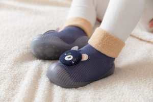 Scarpe invernali accoglienti per neonati - Scarpine lavorate a maglia con fodera in sherpa e suola morbida antiscivolo per un'esplorazione sicura all'interno - Product Image 5