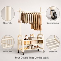 Porte-vêtements moderne et élégant blanc cassé avec deux étagères en maille pour petit appartement, balcon, chambre – Optimisation de l'espace, usage quotidien