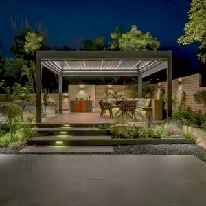 Pérgola bioclimática para jardín exterior con techo de persianas y luces LED