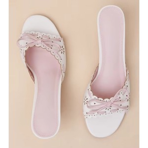 Mules à talons pour femmes de haute qualité, sandales à talons ouvertes à bout rond, à enfiler, avec découpes florales et un détail nœud adorable - Product Image 4
