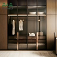 Armoire intégrée de style italien avec portes en verre LED intelligentes et longues poignées métalliques, placard encastré pour villa