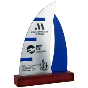 Trofeo Sportivo di Vela in Metacrilato Bicolore con Base in Legno - Product Image 1