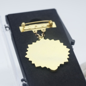 Medallas y cintas de premios de seguridad de lujo personalizadas Medallones de brazo de oro de metal Insignias con cajas - Product Image 3