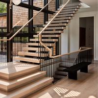 Escalier droit industriel à une seule poutre avec marches métalliques dentelées et système de garde-corps latéral renforcé