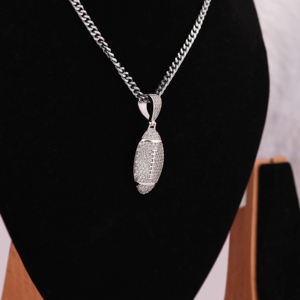 Colgante en forma de bola de rugby de oro macizo de 14 quilates con diamante redondo pequeño cultivado en laboratorio Unisex para todas las ocasiones Hip Hop elegante para fiesta - Product Image 4