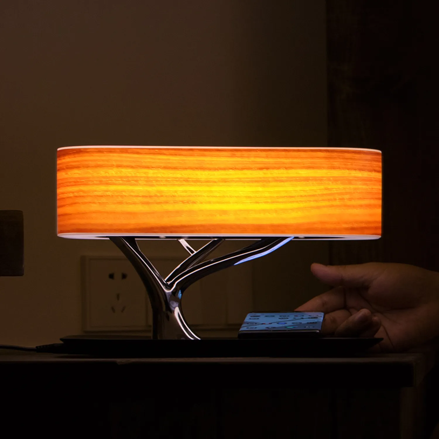 Trend prodotto 2021 versione aggiornata albero di luce da comodino in legno lampada da tavolo 10W caricatore senza fili bt speaker modalità sleep