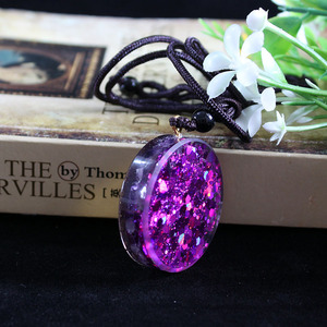 Collier pendentif en résine cristalline, améthyste, violet, rose, motif de fleurs rondes, design géométrique, bijoux cadeau unisexe - Product Image 3