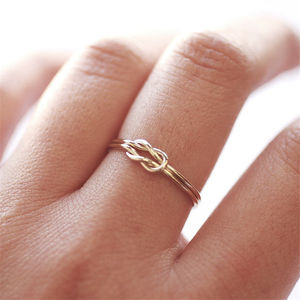 Anillo de boda de oro de 14 quilates con doble nudo, joyería minimalista de alta calidad - Product Image 4