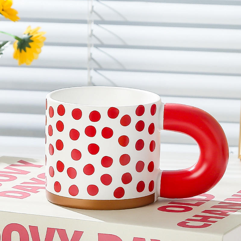 ถ้วยอ้วนลายจุดสีแดง