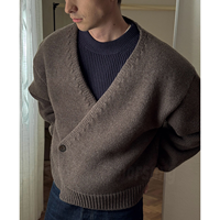 Cardigan en maille respirant à col en V croisé pour homme, personnalisé OEM, avec ourlet côtelé de haute qualité, coupe courte et épaules tombantes, idéal pour le quotidien