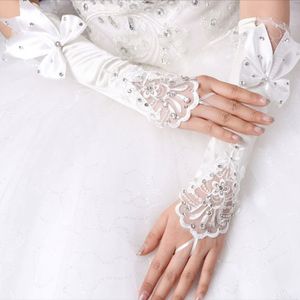 2025 nouveau Satin fête mitaines femmes gants de <span class=keywords><strong>mariage</strong></span> <span class=keywords><strong>ivoire</strong></span> sans doigts dentelle mariée cristal arc fleur pour mariée strass accessoire - Product Image 5
