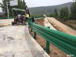 Autostrada nhúng mạ kẽm đường cao tốc W chùm đường Hộ Lan Tôn sóng linh hoạt chống va chạm hàng rào giao thông rào cản giao thông - Product Image 5