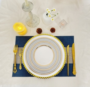 Base blanche <span class=keywords><strong>transparente</strong></span> décorative en plastique de 13 pouces avec bords dorés et plaque à pois nacrés pour plaque de chargeur d'hôtel de mariage - Product Image 6