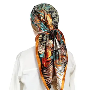 Foulards en soie blanc noir imprimés sur mesure Pas de minimum 70x70 Impression numérique sur foulard en soie Design personnalisé pour les bijoux de Noël