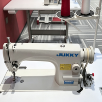 Machine à coudre à point noué à aiguille simple haute vitesse 8700, avec table réglable manuellement en hauteur, support et moteur servo de couture.