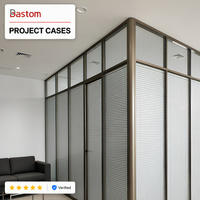 Cloison double vitrage en aluminium de 90 mm avec persiennes intégrées pour immeuble de bureaux