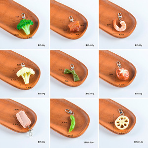Modelo de comida simulada de camarones, cerdo estofado y verduras, colgante, piezas para llaveros DIY, decoraciones para mochilas, pequeños regalos - Product Image 2