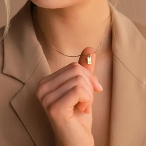 Collar Rectangular <span class=keywords><strong>con</strong></span> Iniciales Mayúsculas EManco, Colgante <span class=keywords><strong>con</strong></span> Letra Grabada de la A a la Z, <span class=keywords><strong>Cadena</strong></span> de Acero Inoxidable, Estilo Minimalista para Mujer - Product Image 5