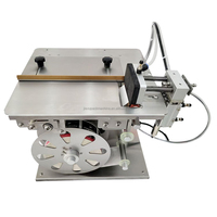 Machine d'étiquetage semi-automatique pour boîtes et bouteilles à surface plane à angle droit