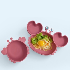 Assiette à ventouse en silicone rouge pour bébé, ensemble d'alimentation, assiette ronde souple de qualité alimentaire pour tout-petit avec fourchette et cuillère antidérapante - Product Image 4