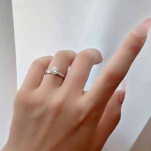 Bague en argent sterling S925 plaqué <span class=keywords><strong>platine</strong></span> avec moissanite taille brillant 1 carat sertie à griffes, forme géométrique, design créatif pour femme - Product Image 2