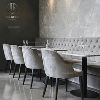 Ensemble de restaurant sur mesure Ron Group, table carrée en marbre, chaise en velours, banquette en forme de L personnalisée, mobilier commercial