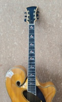 Gitar Archtop Gaya Mandolin Kayu Solid Buatan Tangan Yunzhi 18 inci, 6 Senar, Top Maple, Fingerboard Ebony, Finishing Lacquer, Kuningan