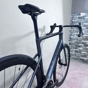 Vélo de route en fibre de carbone T800, design aérodynamique, freins à disque hydrauliques, vélo de course 700C pour adultes, entraînement de triathlon - Product Image 3