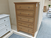 Commode à 5 tiroirs, style farmhouse classique, cadre surélevé, armoire de rangement haute avec finition en grain de bois pour chambre à coucher