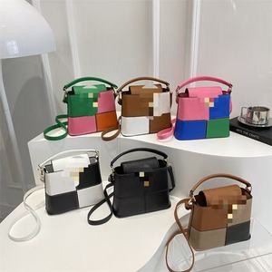 Sac seau pour femme en patchwork coloré, sac à main portable en cuir PU avec poignée supérieure, sac à bandoulière pour femme - Product Image 1