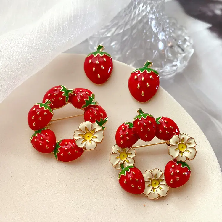 مجموعة مجوهرات مصممة أقراط فاخرة بروش حلوة حلوة الفراولة 3D أقراط محورية بفاكهة مجوهرات للبنات هدايا أعياد الميلاد