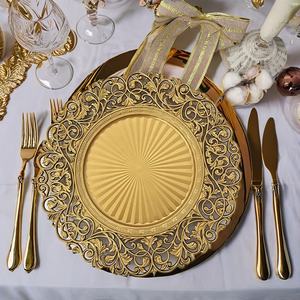 Decoración de mesa de fiesta de boda redonda de lujo bordes tallados en oro patrón de flores vintage placas de cargador de plástico Acrílico - Product Image 6