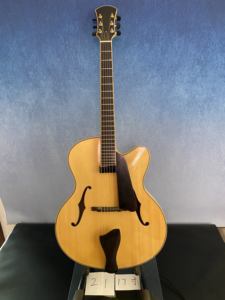 <span class=keywords><strong>Guitare</strong></span> électrique jazz artisanale Yunzhi <span class=keywords><strong>Luthier</strong></span> 17 pouces, corps creux en érable flammé, table arquée en épicéa, dos et côtés en ébène, manche en ébène, finition naturelle - Product Image 2