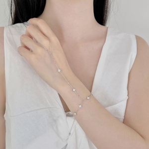 สร้อยข้อมือดีไซน์ดีแลม ชาร์ม ดีไซน์ เงินแท้ 925 ประดับเพชรคิวบิกเซอร์โคเนีย 5A รูปใบโคลเวอร์สี่แฉก สำหรับผู้หญิง - Product Image 2