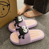 Meilleure vente vêtements d'été antidérapants durables grenouille de dessin animé mignon jeunesse mode femmes sandales et pantoufles dans la salle de bain à la maison