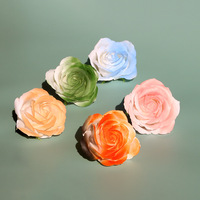 Fleurs de savon artificielles en gros, romantiques et rêveuses, respectueuses de l'environnement, teintes par pulvérisation, bleu glace écrasé Elsa rose