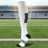 Chaussettes de compression sportives personnalisées pour jeunes, hommes et femmes, respirantes, pour le football, 100 % polyester, écologiques, été, ODM, mi-mollet