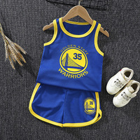 Nouvelle collection été 2026 : Tenues pour bébés et enfants, incluant des hauts à imprimé dessin animé, des maillots de sport de basketball et des ensembles jersey pour nouveau-nés.