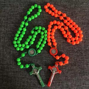 Kalung Rosario Manik-manik Plastik Warna Neon Oranye dengan Benedict Crucifix dan Pusat Rosario - Product Image 6