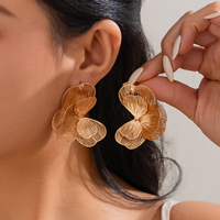 Boucles d'oreilles clous multirangs à rayures creuses en alliage de cuivre, motif fleur, pour femmes, tendance, pour fêtes et tenues de ville, accessoires de mode