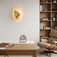 Applique murale moderne en fer et verre à LED avec design graphique irrégulier, abat-jour blanc pour salon, chambre, restaurant, éclairage de luxe