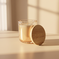 Bougie parfumée AIKUN en verre à double mèche, ouverture large, couleur brun chaud, avec arôme d'Oud et accent décoratif logo doré, idéale pour les salles de spa