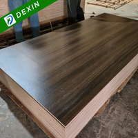 Contreplaqué mélaminé blanc, brun, gris de haute qualité 4x8, feuilles de bois de première classe haute résistance pour la fabrication de meubles