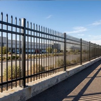 Panneaux muraux en aluminium robustes pour la protection de la vie privée |   Conception de persiennes horizontales |   Revêtement en poudre écologique |   Clôture sans entretien