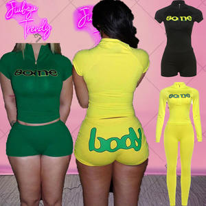 Женский комплект из 2 предметов с принтом букв, повседневный спортивный укороченный топ на молнии и шорты, уличная одежда, эластичные узкие уличные костюмы - Product Image 1