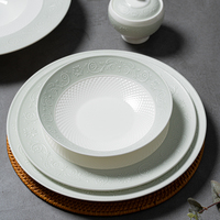 Assiettes de table haut de gamme en porcelaine fine vert menthe, motif floral en relief, personnalisables pour hôtels et restaurants (vente en gros)