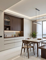 Meuble de cuisine moderne beige mat avec îlot en bois cannelé, unités murales du sol au plafond sans poignées, panneaux E1, ensemble de cuisine sur mesure